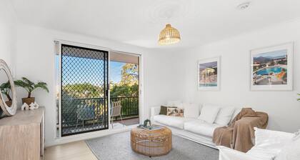 Stylish 3 bedroom apartment in Miranda steps to Westfield and train station.