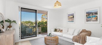 Stylish 3 bedroom apartment in Miranda steps to Westfield and train station.