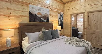 Private RRG Cabin ~ Hot Tub + 2 King Suites