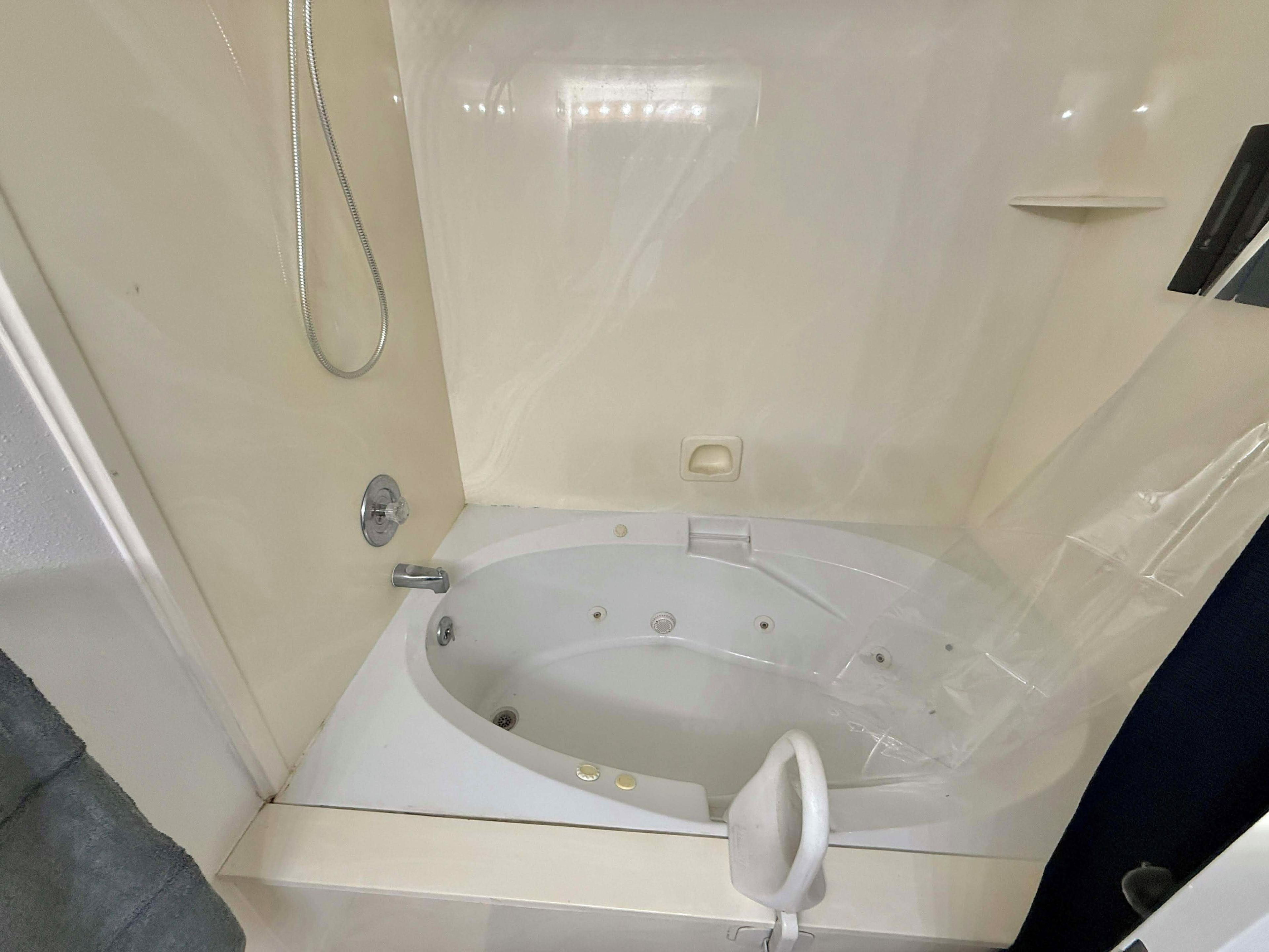 Kylpyhuone, jossa on kylpyamme, suihku ja wc.