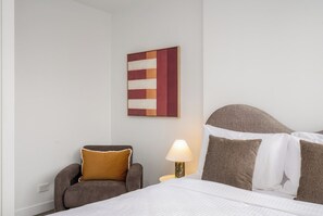 Room - Melbourne Skyline Views Modern 1BR with Pool & Gym (Melbourne)