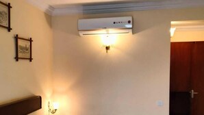 Room - Dhanhills Hotel (Mahabaleshwar)