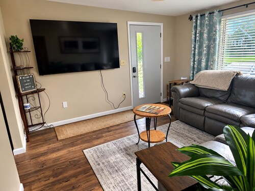 The Liberty House / 3 BR • 2 BA / SPIRE • Wineries • Lake Erie