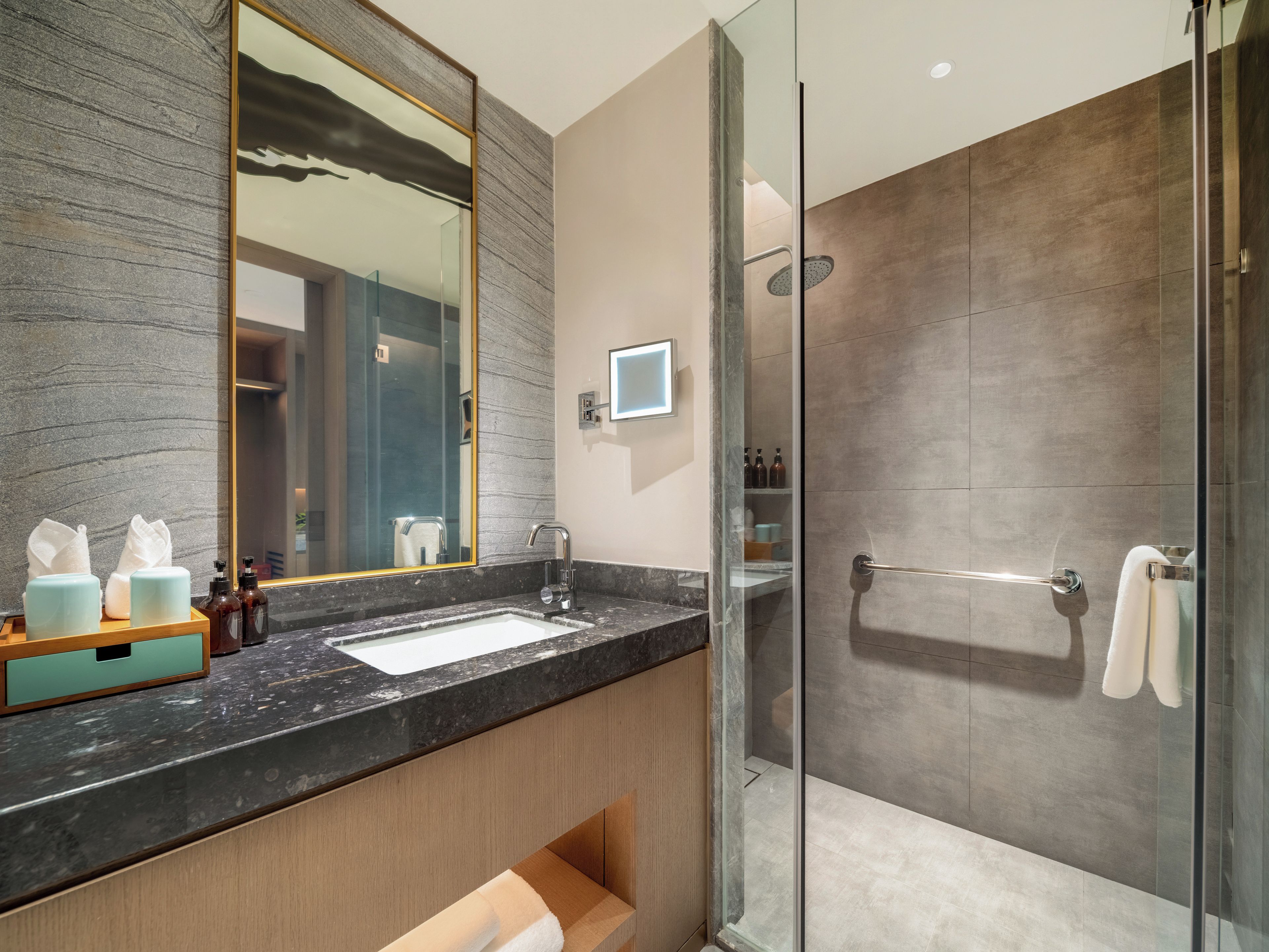 Habitación Confort doble, vistas a la montaña | Baño | Ducha, artículos de higiene personal gratuitos y secador de pelo