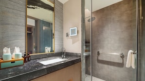Chambre Double Confort, vue montagne | Salle de bain | Douche, articles de toilette gratuits, sèche-cheveux