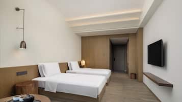 Deluxe Twin Room | Desk, blackout drapes, WiFi (free), bed sheets