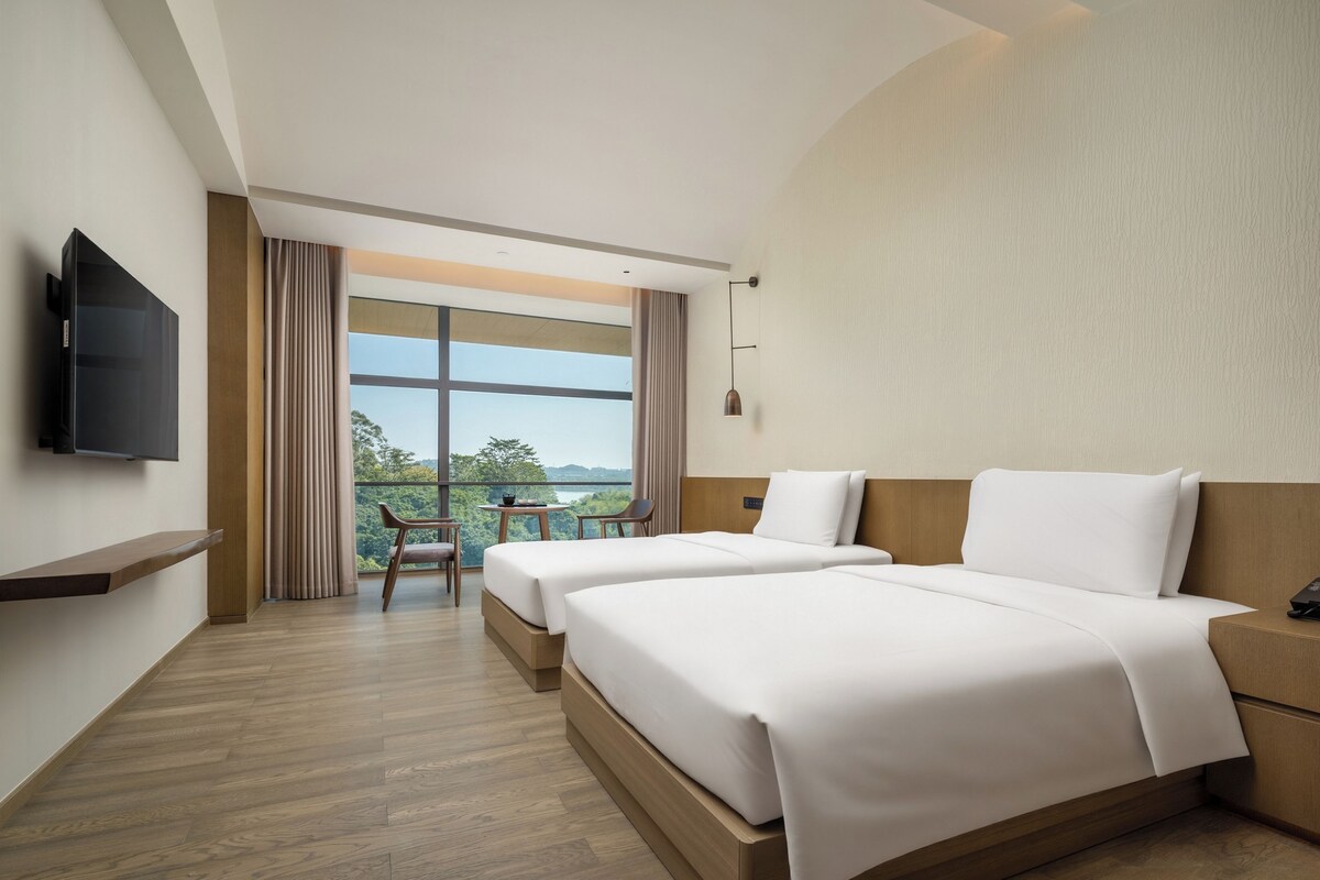 Superior Twin Room | Desk, blackout drapes, WiFi (free), bed sheets