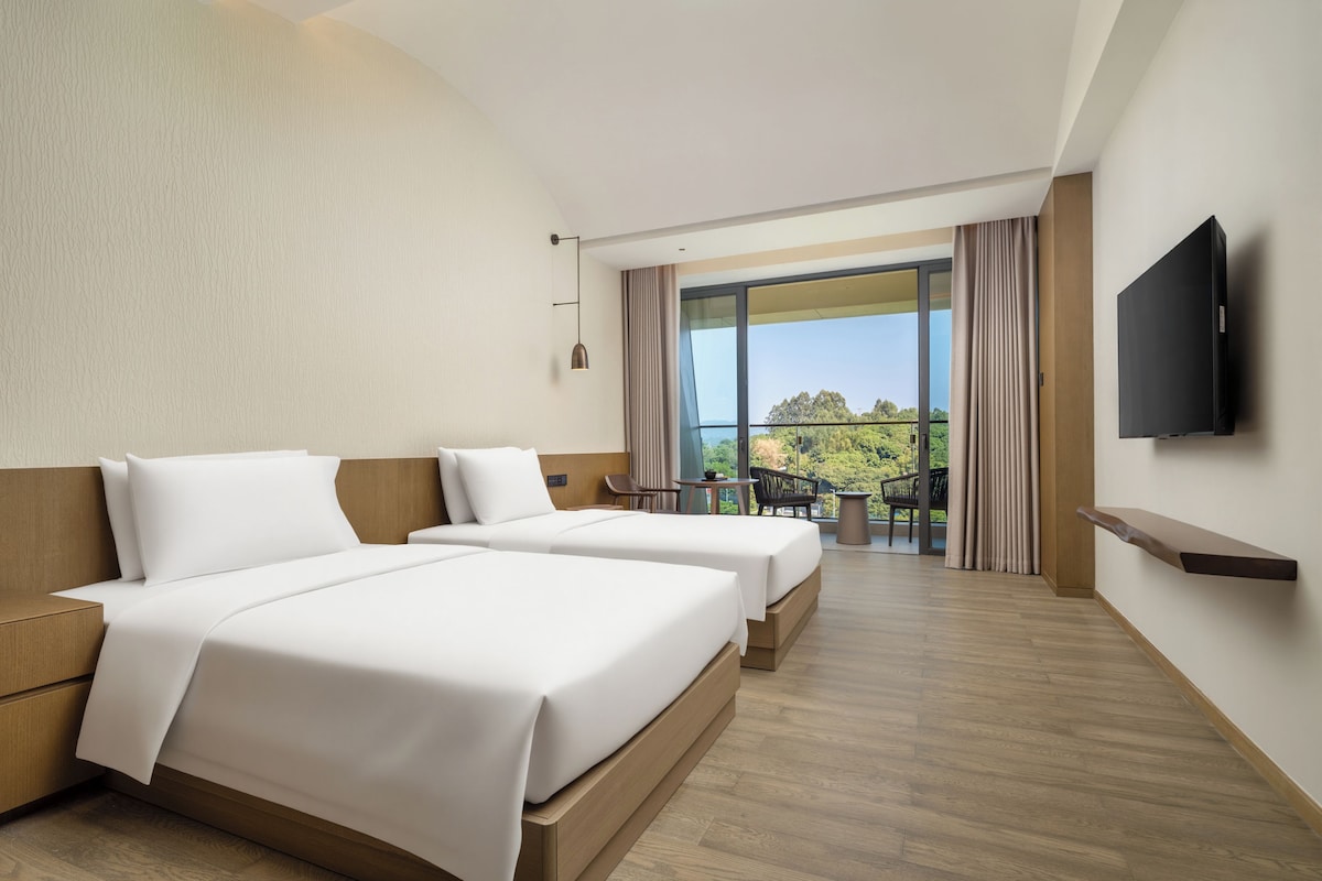 Comfort Twin Room, Courtyard View | Desk, blackout drapes, WiFi (free), bed sheets