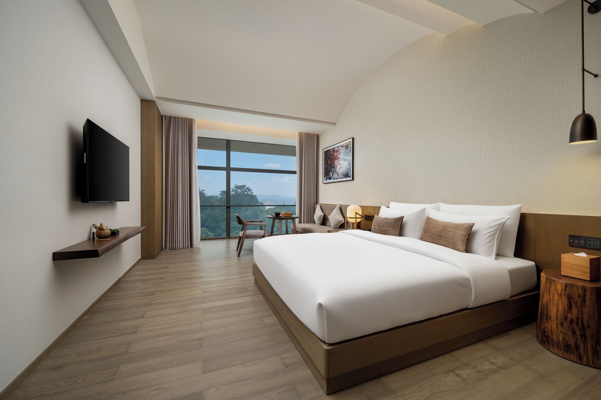 Deluxe Double Room | Desk, blackout drapes, WiFi (free), bed sheets
