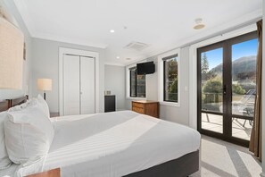 Room - Spacious Unit With Views And Balcony (Queenstown)