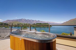 Room - Spacious Unit With Views And Balcony (Queenstown)
