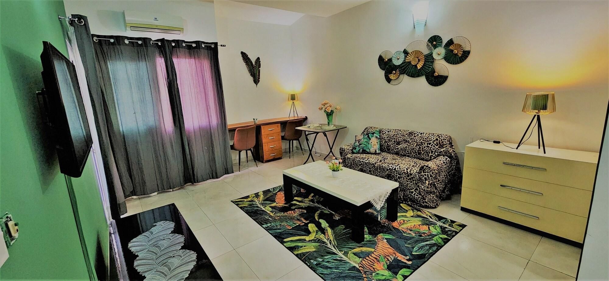 Una sala de estar con un sofá, una mesa de centro y un tapete estampado.