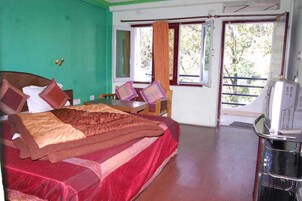 Une chambre avec un lit, un bureau et un téléviseur.