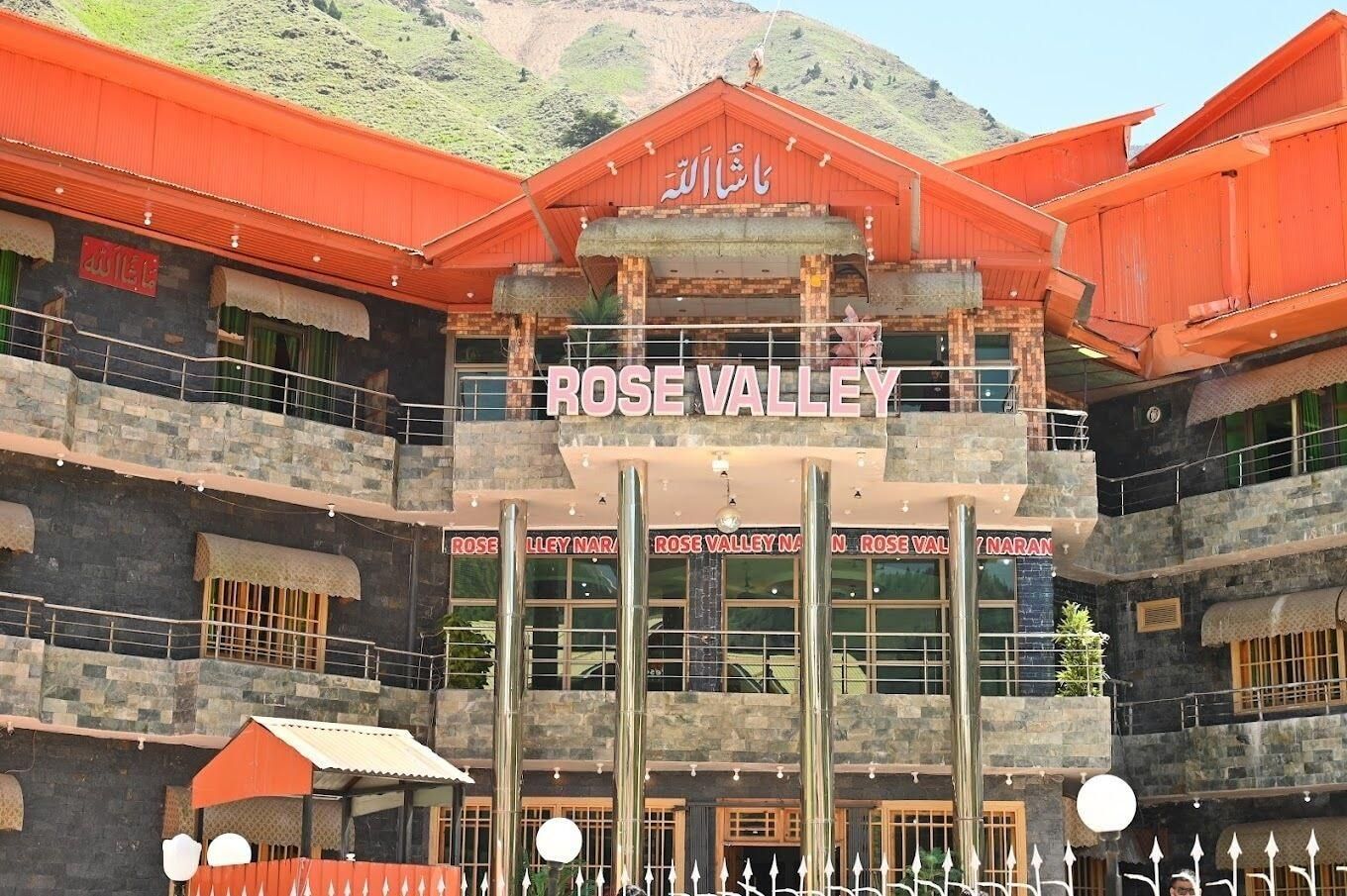 Un edifici de diverses plantes amb un cartell ben visible que diu 'ROSE VALLEY' a l'entrada.