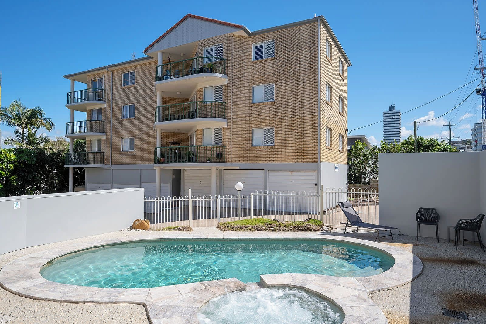 Ein mehrstöckiges Wohngebäude mit Schwimmbad und Whirlpool.