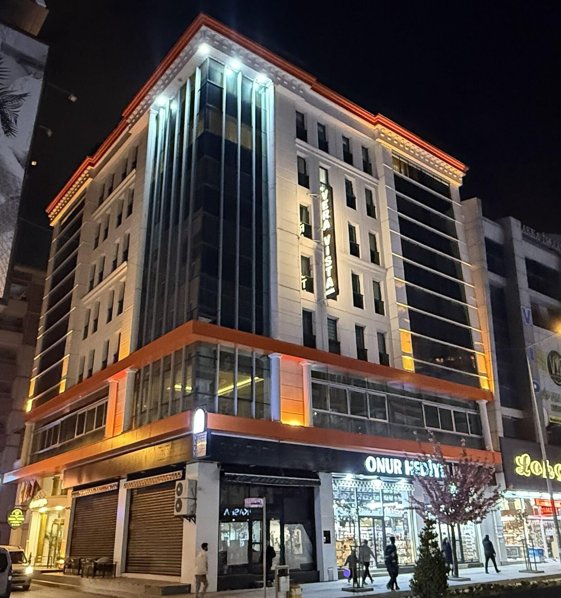 Ein mehrstöckiges Hotel mit moderner Fassade, großen Fenstern und einem markanten Eingang.