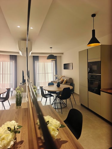 Spacious Modern Stay w/ Balcony - Gzira