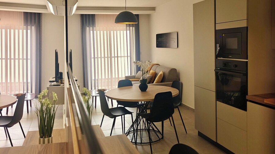Spacious Modern Stay w/ Balcony - Gzira