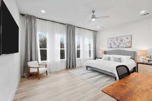 Ein modernes Schlafzimmer mit einem Bett, einem Schreibtisch und einem Stuhl.