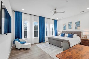 Ein modernes Schlafzimmer mit einem großen Bett, einem Schreibtisch und einem Stuhl.