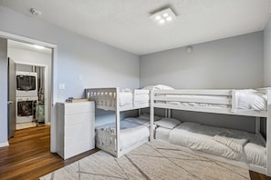 A room with bunk beds, a washing machine, and a dresser. - Spacious Prospector 3BR | Sleeps 8 | Pool & Hot Tub (Park City)