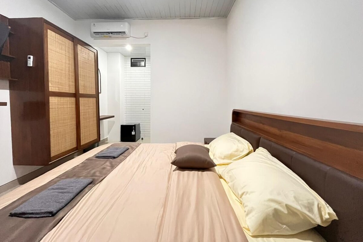 Quarto casal luxo | Escrivaninha, espaço de trabalho para notebook, Wi-Fi de cortesia