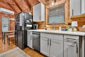 Eine moderne Küche mit Kühlschrank, Spüle und Schränken.
