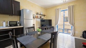 Lejlighed - balkon - udsigt til pool | Spiseområde