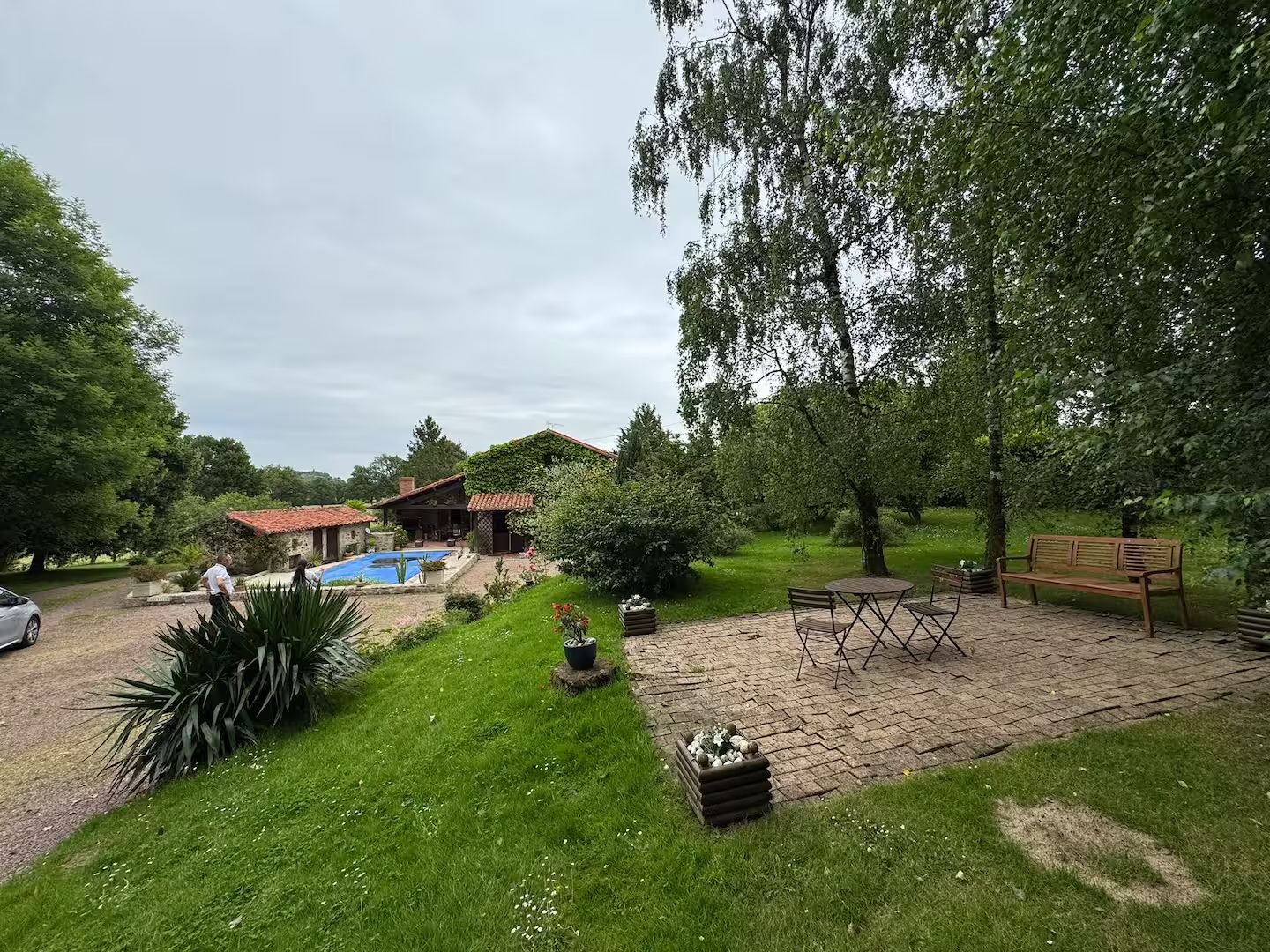 Ein Wohnhaus mit Schwimmbad, Außenbereich und gepflegtem Garten.