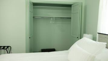 Ein Hotelzimmer mit einem Bett, einem Schrank und einem Nachttisch.