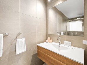Bathroom - Beachside Views 2 Bedroom Poolside Apt Mooloolaba (Mooloolaba)