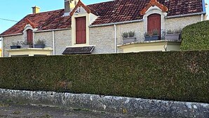 A building with a stone facade, red-tiled roof, and a well-maintained hedge in front. - 2 vacation rentals in Burgundy for 11 people Nature, optional spa, and pets welcome! (Recey-sur-Ource)