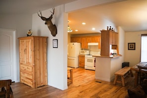 Room - Country Club Chalet (Big Bear City)