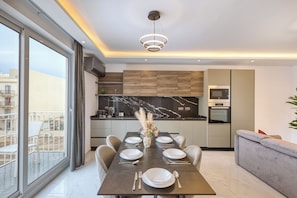 Appartamento, balcone, vista città | Cucina privata