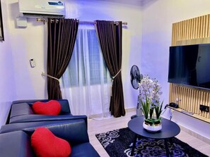 Presidential Suite, City View | Living area - De Generals Hotel (Ibadan)