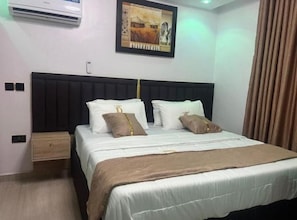 Room - De Generals Hotel (Ibadan)