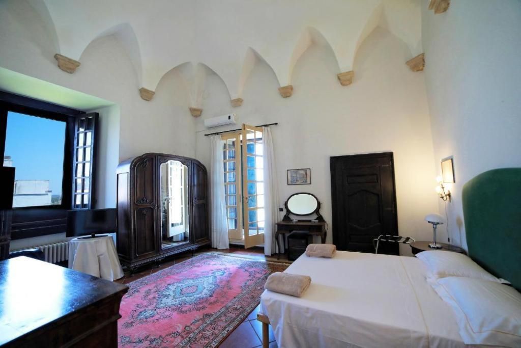 Une chambre d’hôtel avec un lit, un bureau, une armoire et une vue sur l’extérieur.