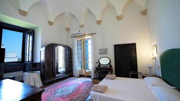 Une chambre d’hôtel avec un lit, un bureau, une armoire et une vue sur l’extérieur.