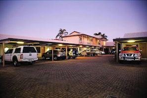 A building with multiple parking spaces and a paved driveway. - Best Western Cascade Motor Inn (Townsville)