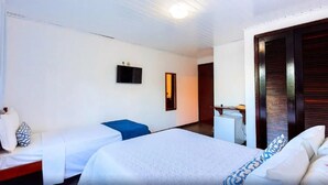 A hotel room with two beds, a flat-screen TV, a small desk, and a mirror. - Pousada Sarata Tartaruga (Búzios)