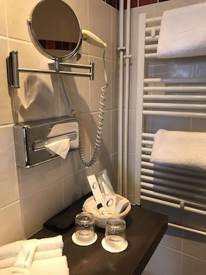 Bathroom - The Originals City Hotel L Iroko Aix Les Bains Grand Port (Aix-les-Bains)