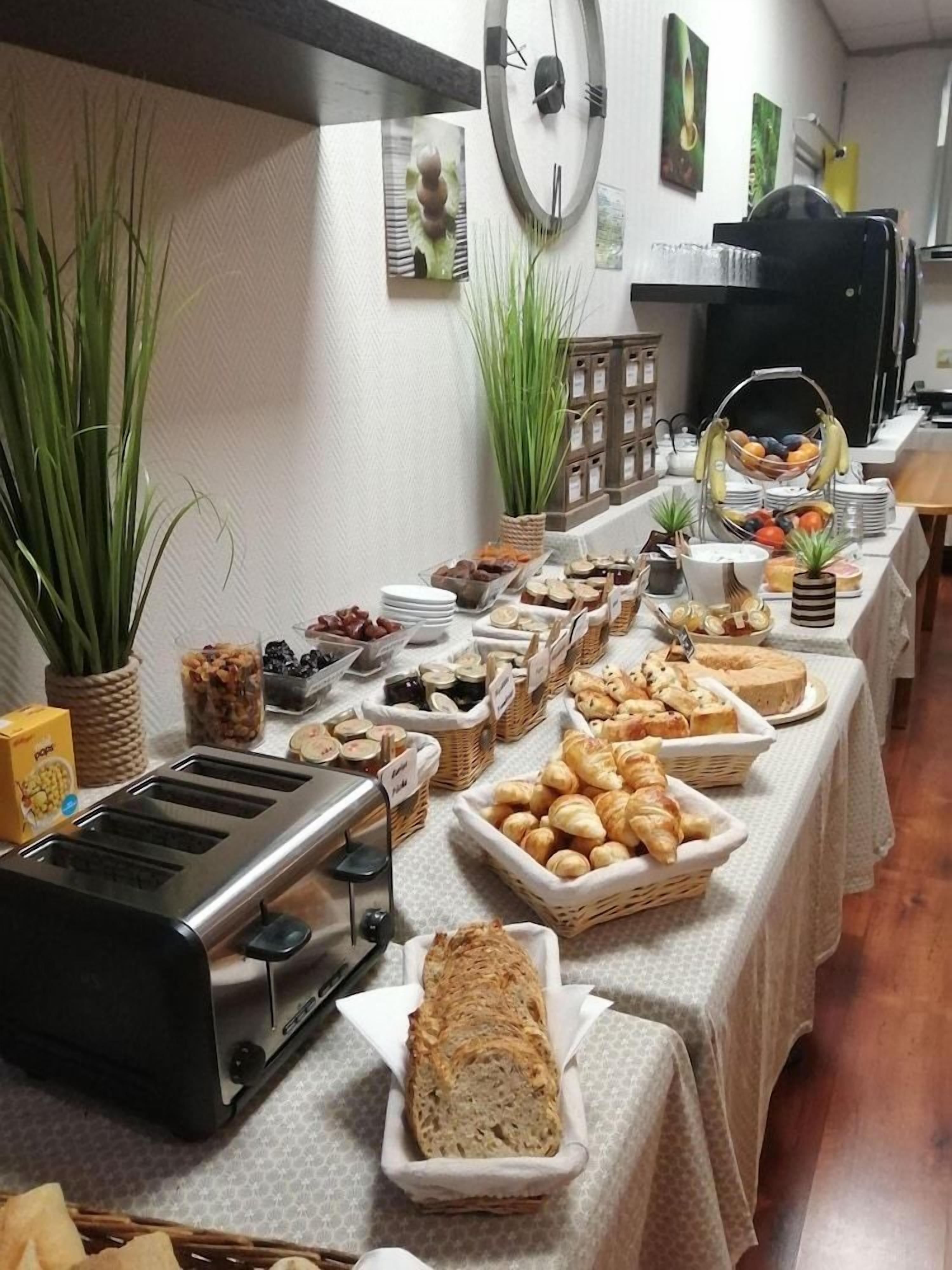 Un buffet proposant divers plats et comprenant un grille-pain.