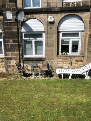 Outdoor dining - Lovely 1BR Home in Horsforth Leeds (Horsforth)