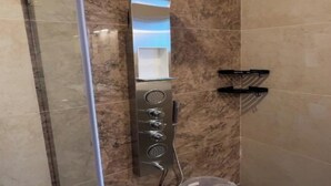 Đồ dùng nhà tắm miễn phí, khăn tắm, xà phòng, dầu gội 