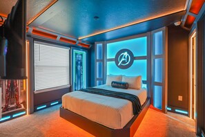 Een moderne slaapkamer met een bed, een groot raam en een televisie aan de muur.
