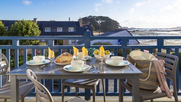 Outdoor dining - Les Bains (Tregastel)