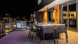 Outdoor dining - Aloft St. Louis Cortex (St. Louis)