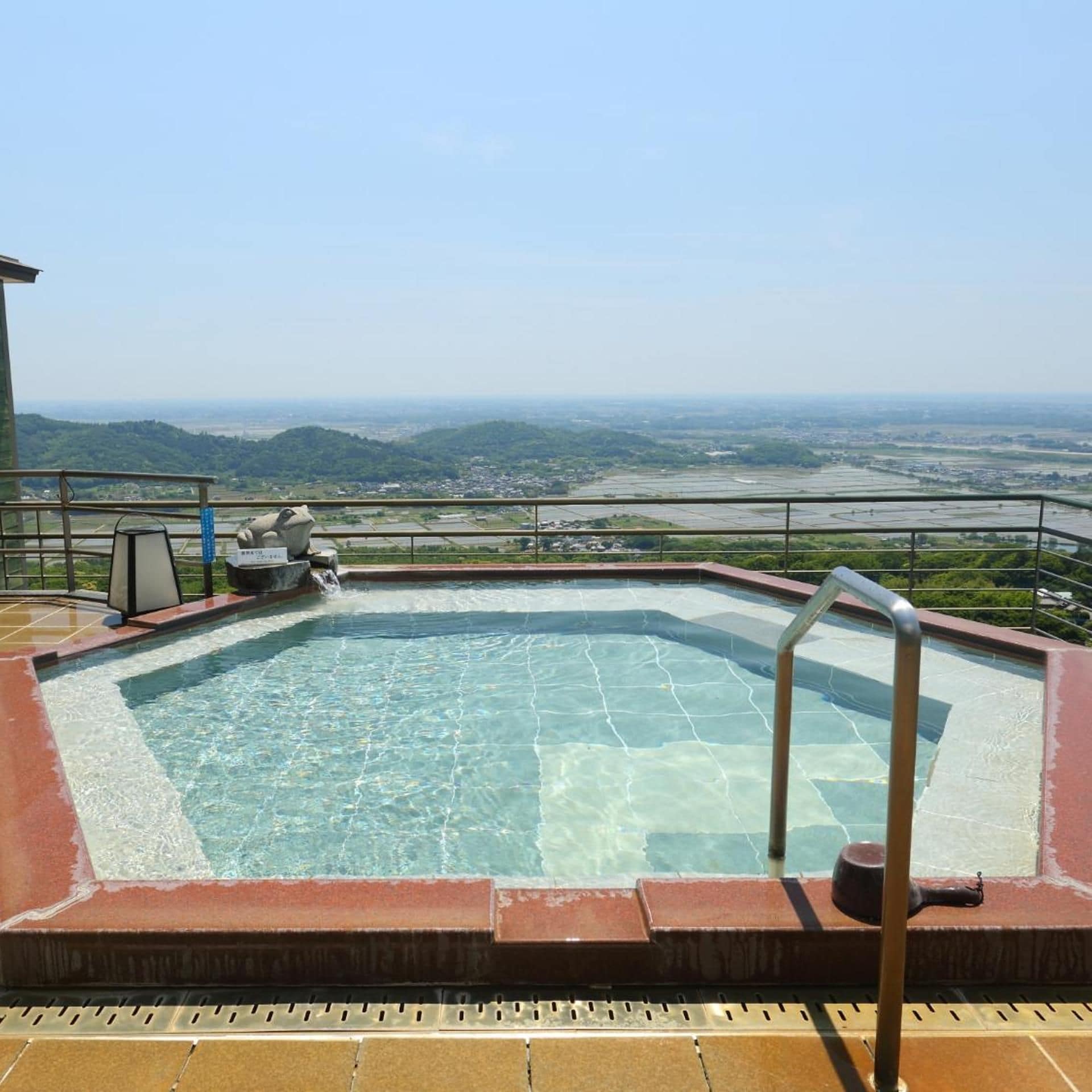 Une piscine sur le toit offrant une vue dégagée sur le paysage environnant.