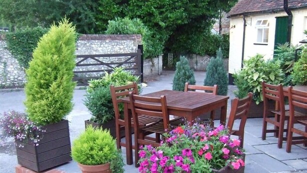 Outdoor dining - Ye Olde George Inn (Petersfield)