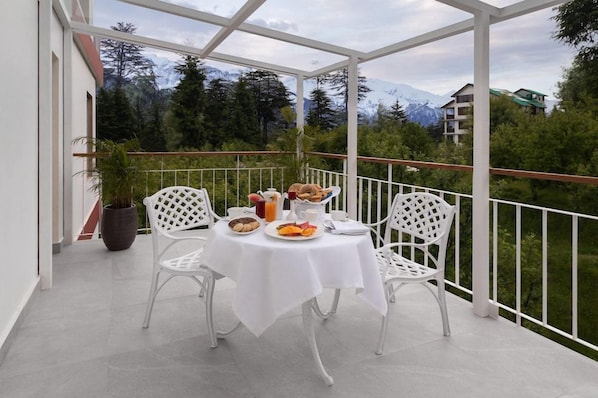 Outdoor dining - Bookmark Resort (Manali)
